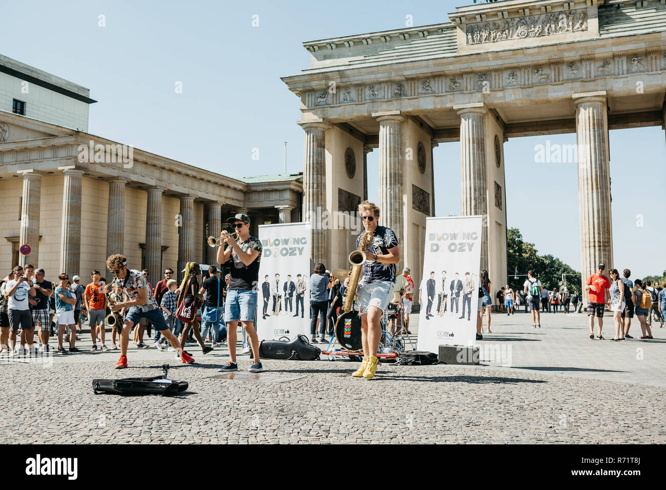 Allemagne, Berlin, 05 Septembre 2018 : un groupe appelé soufflant Doozy joue le jazz sur la place à côté de la porte de Brandebourg. Une performance musicale pour les touristes et les habitants. Banque D'Images