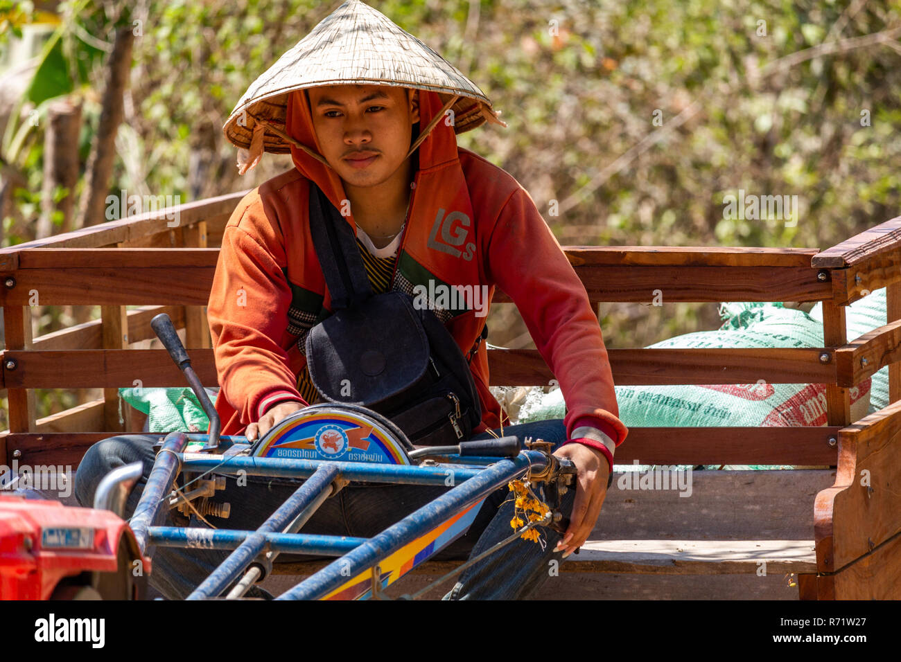 Don Daeng, Laos - 27 Avril 2018 : Jeune garçon conduisant un tracteur dans une zone rurale éloignée île sur le Mékong Banque D'Images