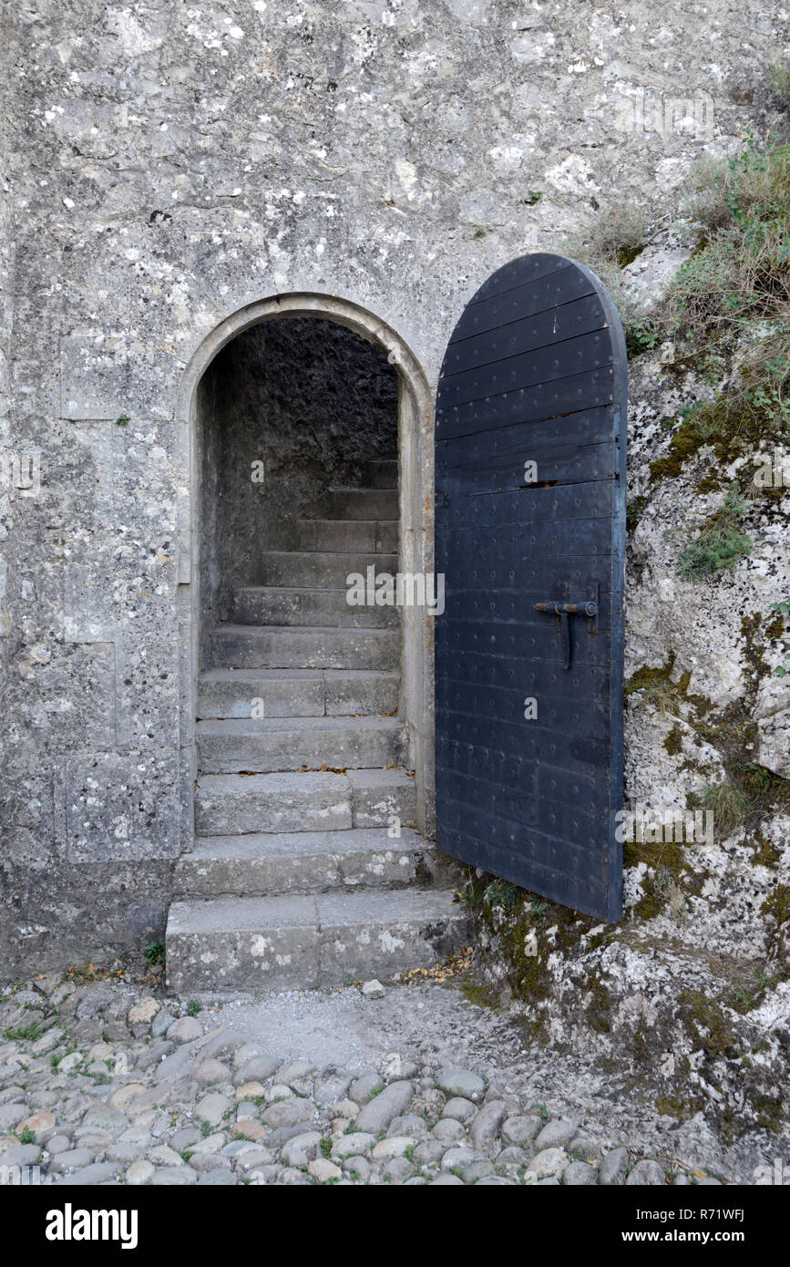 Metal porte de sécurité, porte voûtée et chemin pavées dans la citadelle médiévale, château ou forteresse Sisteron Alpes de Haute Provence Provence France Banque D'Images