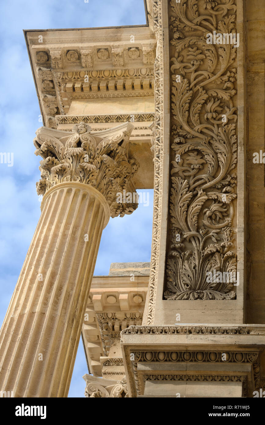 Colonnes de style classique sur la porte d'Aix (1825-1839) aka porte Royale, un arc de triomphe et War Memorial ou Victory Monument Marseille France Banque D'Images