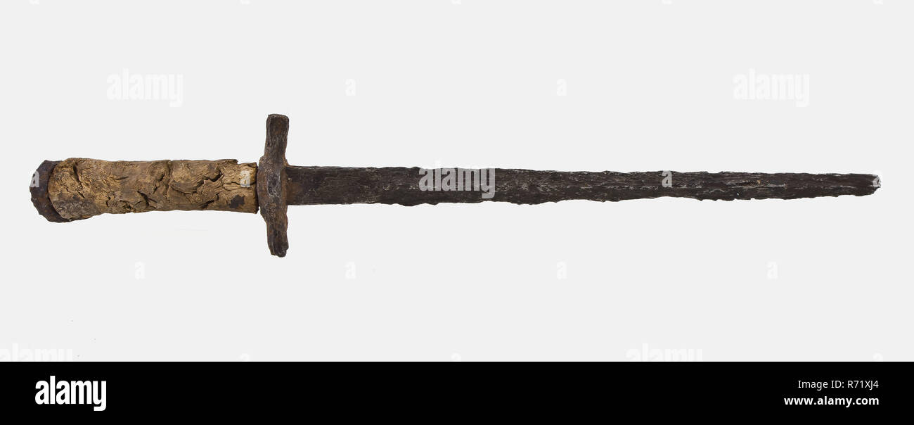 Modèle léger de la dague à lame à double tranchant, poignard militaire couteau Dague poignard arme arme sol fragment trouver le fer forgé, bois metal gothique poignard militaire modèle avec manche en bois d'épaisseur de métal courbé plat et bouton droit - combinée avec le reste de l'épée cruciforme - la traverse. La lame est à double tranchant et télévision en forme de diamant. Kling principalement appropriée comme arme de butée avec capacité de coupe archéologie Rotterdam Delfshaven Lage Erf dagger équipement personnel accessoire vêtements défense militaria gothiek découverte du sol en fer Lage excavation Delfshaven. Banque D'Images