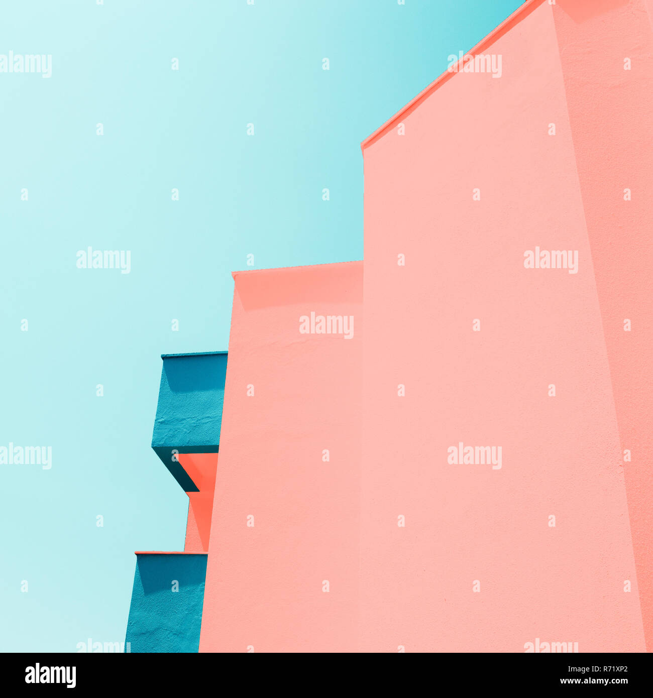 Résumé fond bâtiment moderne avec des tons de couleurs tendance de l'année 2019. Corail vivant et Limpet Shell. Banque D'Images