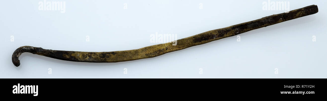 Laiton, bande pliée et fourni avec le crochet, artefact sols cuivre laiton, fonte de métal en laiton de forme courbe, certains avec crochet à une extrémité de la ville de Rotterdam Pakkenbrug archéologie triangle New Haven découverte du sol Nieuwe Haven entre les piles de la tête de pont de la Pakkenbrug. Banque D'Images