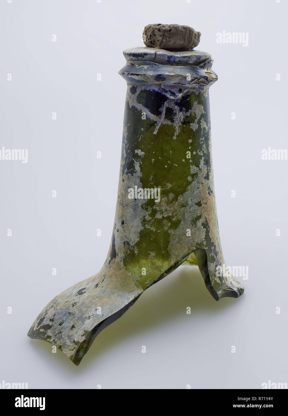 Fragment d'une partie de l'épaule, le cou et la bouche de stock bouteille  (avec du liège), le ventre du sol porte-bouteille bouteille verre trouver  cork, de grillé et de verre en forme