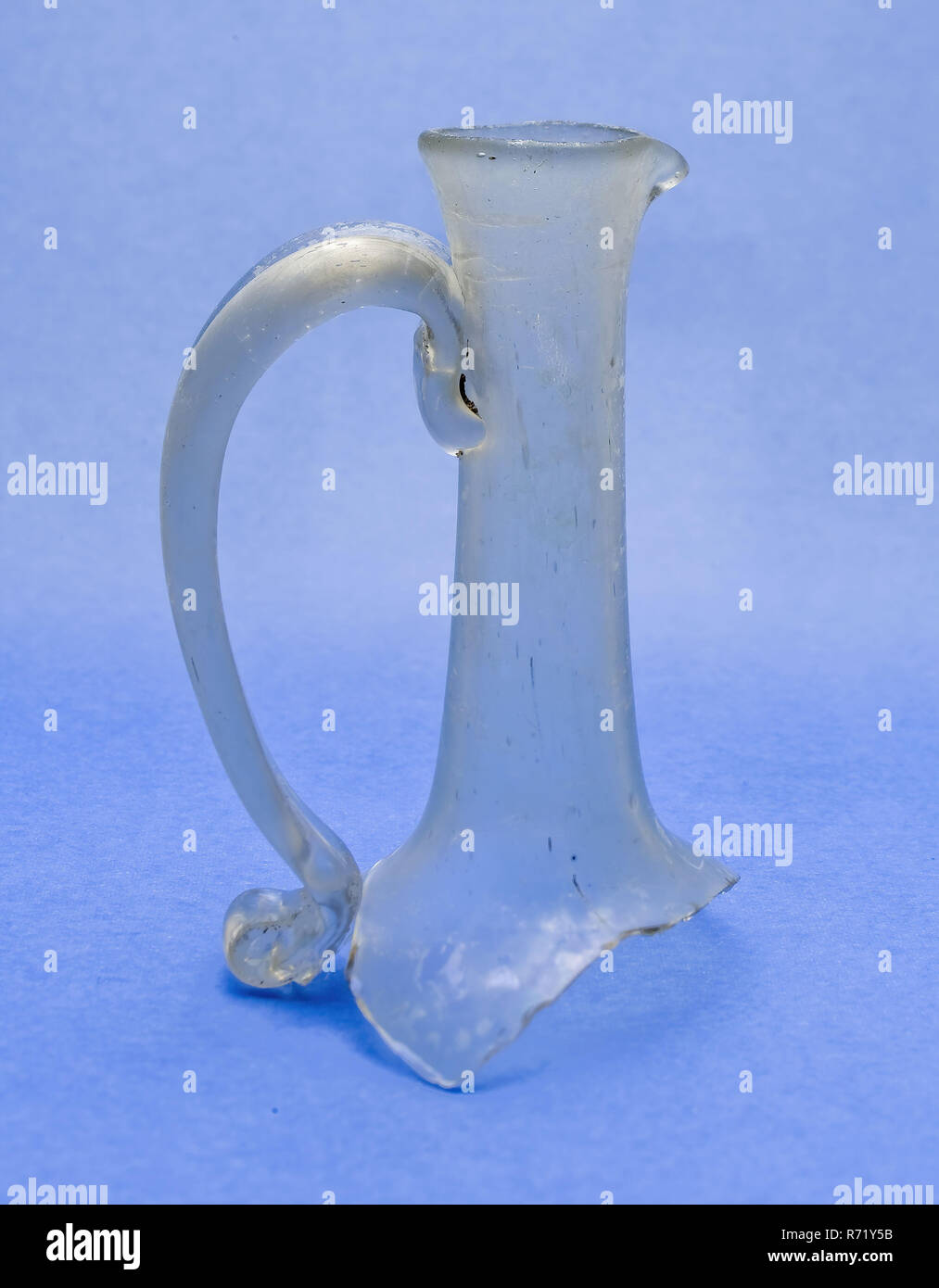 Fragment d'épaules, le cou, la bouche, bec verseur et poignée de dilapider de bouteille, porte-bouteille en verre, trouver des sols soufflés et application en verre en forme de fragment d'épaules cou bouche pouring clip et gérer de dilapider de bouteille en verre clair et incolore. Hanging épaules à rajeuni (2,5 - 1,7 cm) cou s'étendant jusqu'à la bouche et bec verseur (dm 2.5 cm). Cou-jeu manche profondément déviant vers les épaules et attaché à la hausse vers le haut incurvé recourbé avec arch. Le centre-ville de Rotterdam Nieuwehaven archéologie découverte archéologique Stadsdriehoek dans le sol Nieuwe haven 1979-1980. Banque D'Images