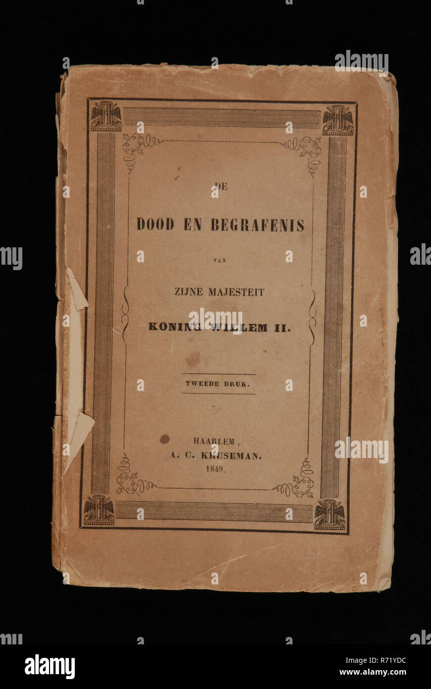 Kruseman, A.C., la mort et les funérailles de Sa Majesté le Roi Guillaume II, oud druk livre papier, carton sous forme d'information imprimé Les Décès et funérailles de Sa Majesté le Roi Willem II Deuxième édition Haarlem .C. Kruseman. 1849 55p du cortège funéraire deuil King William II William II maison Oranjehuis Oranjeest royal Banque D'Images