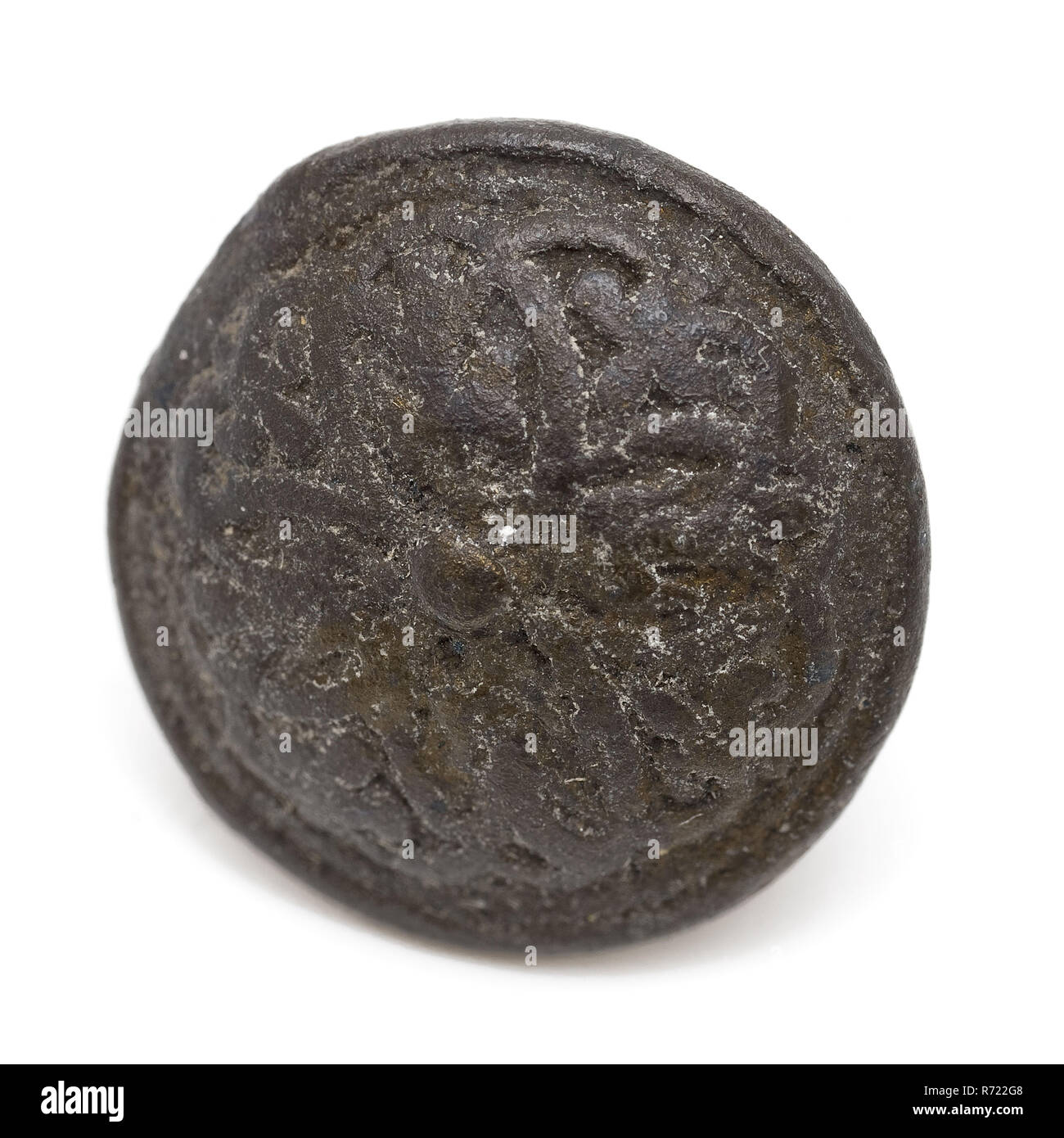 Bouton métal avec des yeux fixes, de fleurs en relief la figure, vêtements Vêtements Accessoires noeud trouver sol cuivre laiton laiton, métal noeud rond et légèrement courbé. Fleurs en relief figure dans le dos dans lequel stylo rectangulaire trou rond comme l'archéologie oeil décorer robe Banque D'Images