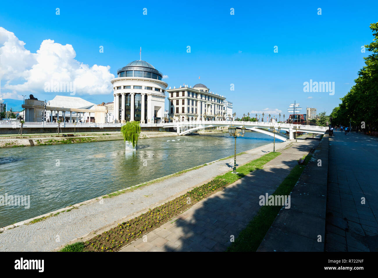 Bâtiments du gouvernement : Bureau de la Police Financière, Ministère des affaires étrangères, de l'Art Bridge, Skopje, Macédoine Banque D'Images