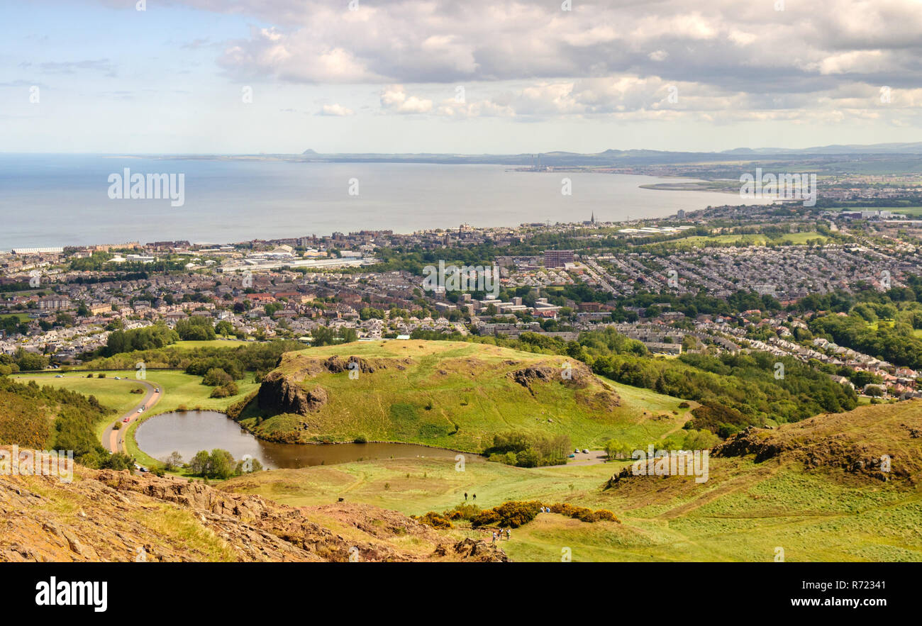 Maisons de Portobello, Musselburgh, Presponpans et ligne Cockenzie le Firth of Forth, vue de la côte au-dessus Dunsapie Loch sur la colline Arthur's Seat en Banque D'Images