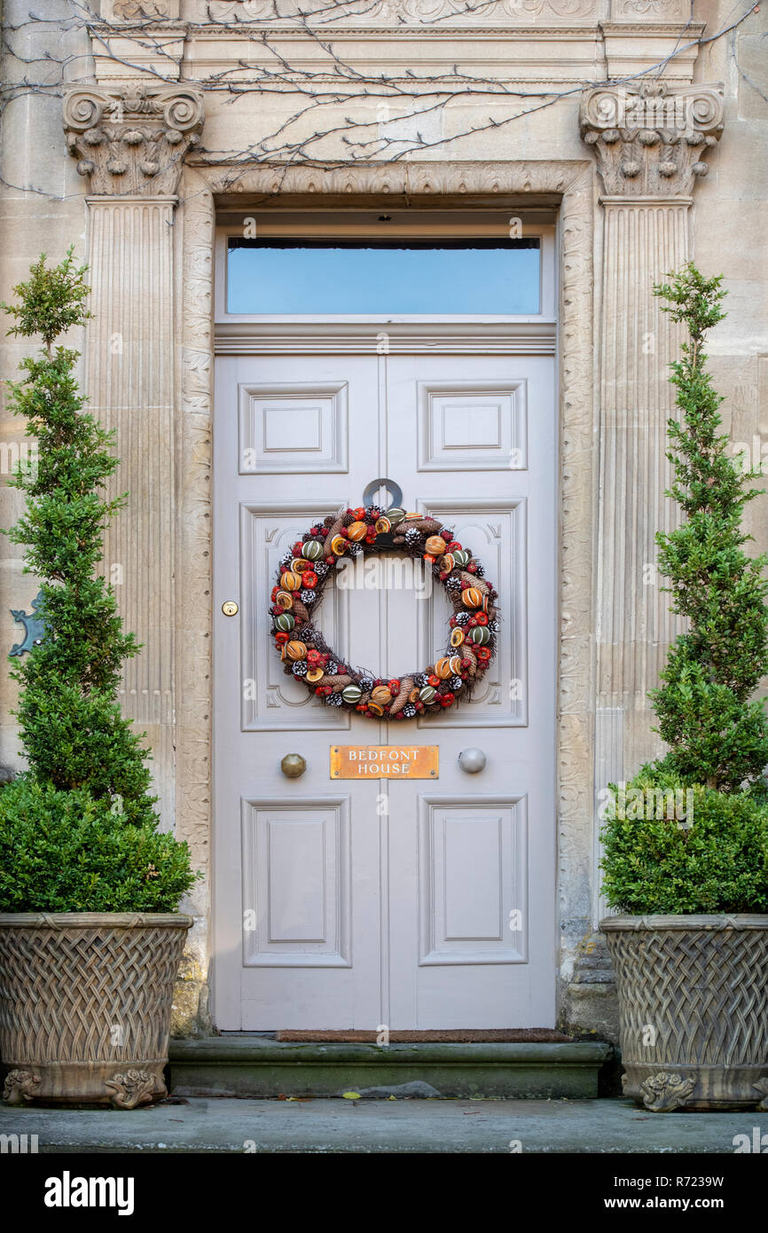 Couronne de Noël porte sur une maison à Chipping Campden. Cotswolds, Gloucestershire, Angleterre Banque D'Images