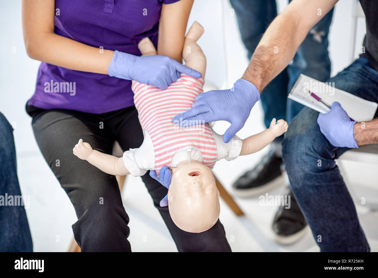 Montrant le modèle de bébé comment faire la respiration artificielle pour le bébé pendant la formation aux premiers secours Banque D'Images