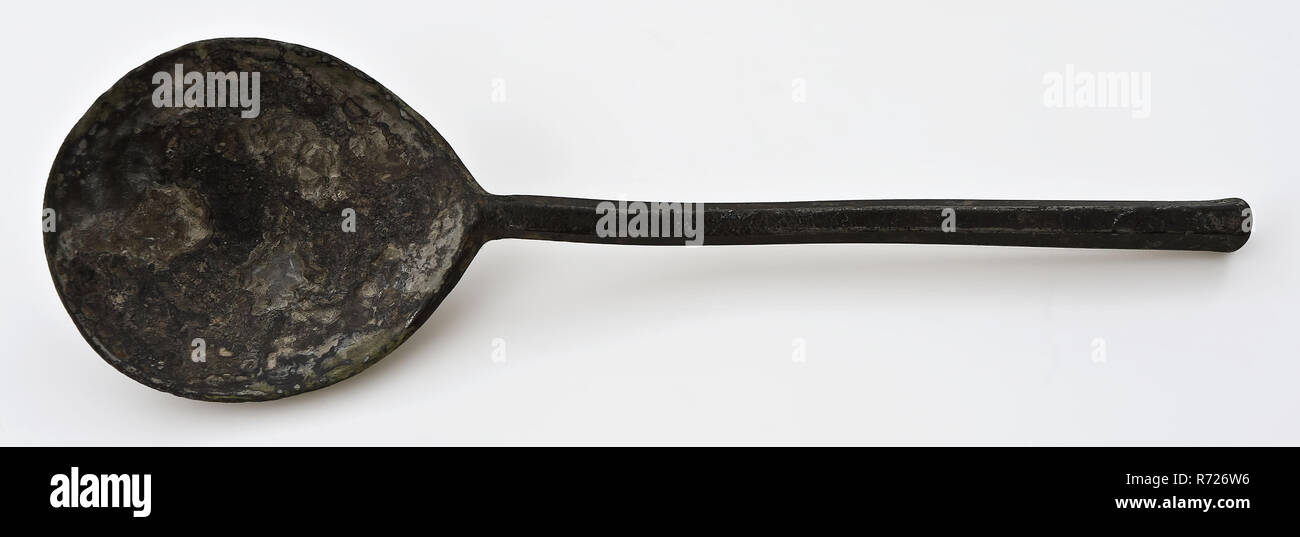 Cuillère en étain avec poignée hexagonale, marquée, coutellerie cuillère trouver sol total métal, Shank, cuire w 5,3 cuillère en étain moulé poignée hexagonale peu épaissi se terminant en forme de figue cuire la queue de transition-bake connexion avec petite queue de rat sur l'arrière à l'avant passe le récipient avec point dans la tige marquée dans la feuille pour la fixation de la tige d'interrogation n'est plus Valckensteyn Albrandswaard archéologie lisible Poortugaal Sol découverte : château en Valckensteyn maintenant Poortugaal Albrandswaard. Banque D'Images