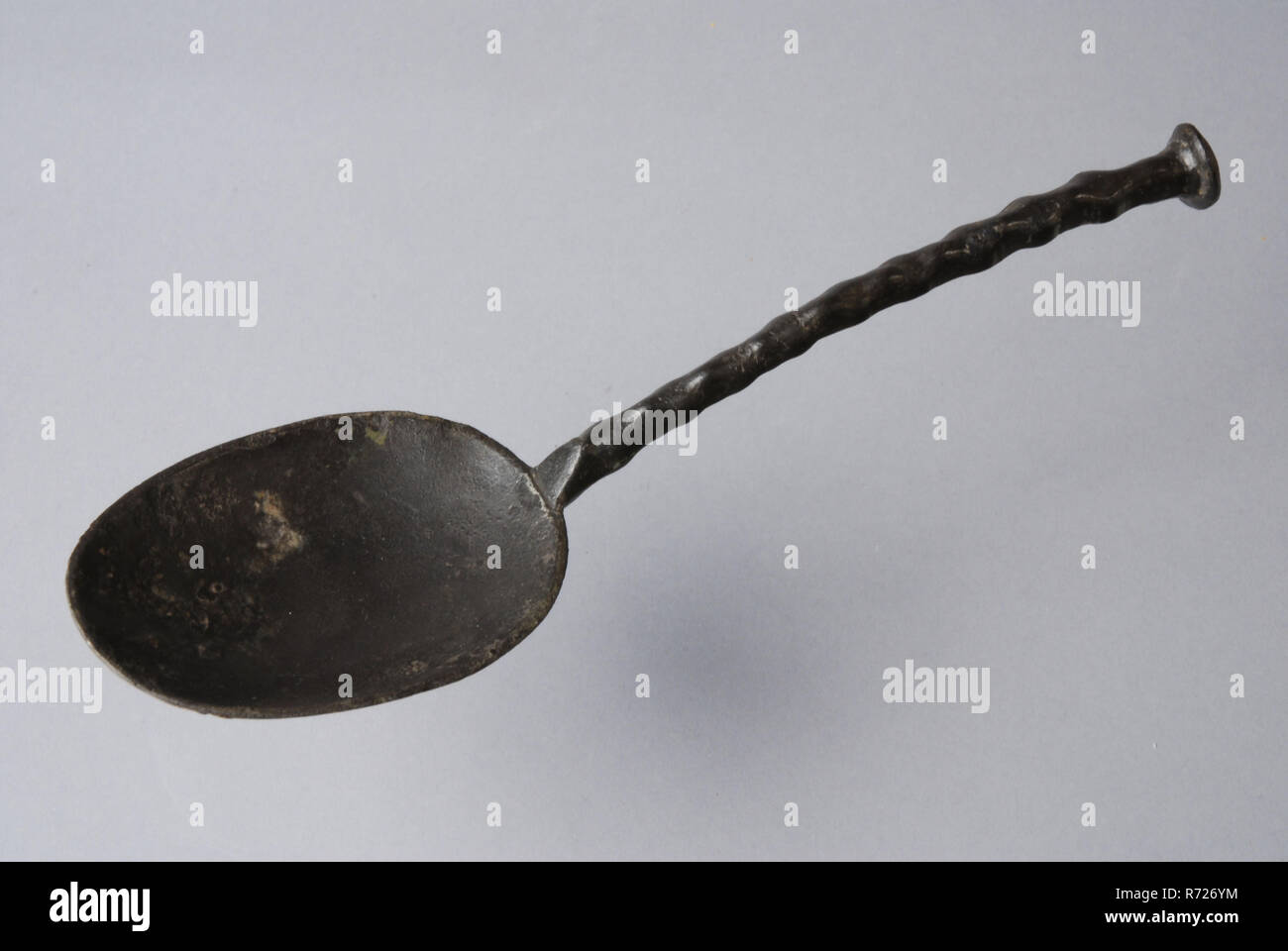 Pied de cheval avec cuillère poignée ondulée et bac en forme d'œuf, marquée, coutellerie cuillère étain métal, trouver des sols contenant w 5,5 cuillère en étain coulé avec bol ovale. Vitre avec grumeaux ou les arêtes se terminant en du pied du cheval. Marqué au fond de l'écope blade à côté de l'arrière de la queue du rat : Tudor Rose couronné avec la couronne à côté de la couronne : ? W au milieu de la rose : la lettre F archéologie Valckensteyn Valugaal Albrandswaard Poortugaal découverte Château du sol. Valckensteyn Banque D'Images