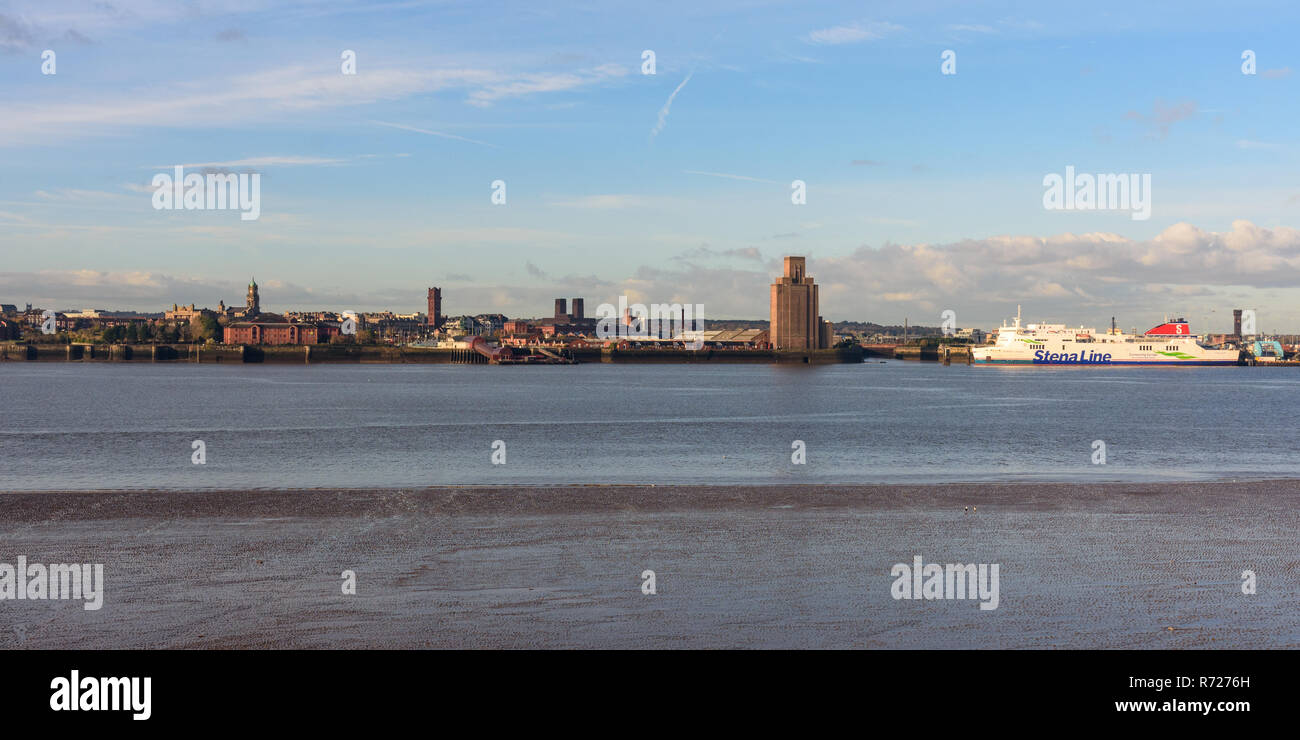 Liverpool, Angleterre, Royaume-Uni - 8 novembre, 2017 : un ferry Stena Line de charges lourdes à un quai sur la rivière Mersey avec l'horizon de Birkenhead derrière. Banque D'Images