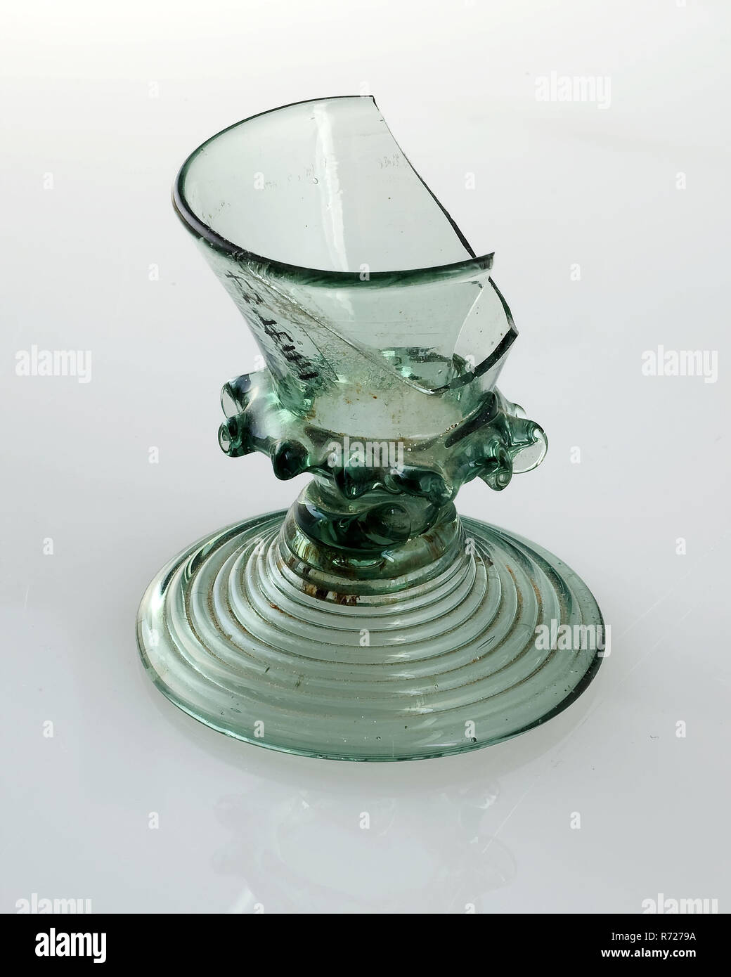 Vert Fragment (jouet ?) verre calice avec bord chute sous le centre de la vitre, verre à boire des verres de la table jouets porte-appareil de détente découverte au sol 4,5 h de verre, l'archéologie de la ville de Rotterdam à l'Pakkenbrug Triangle nouvelle découverte archéologique dans le port de Rotterdam sol Nieuwe Haven cloaque 2ème (place) Banque D'Images