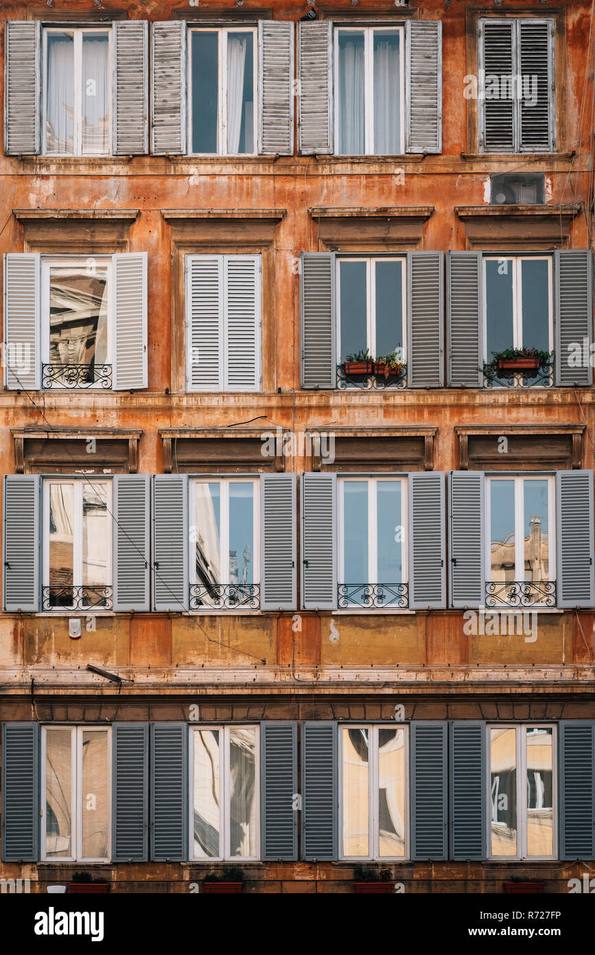 Bâtiment avec de nombreuses fenêtres, à Rome, Italie Banque D'Images