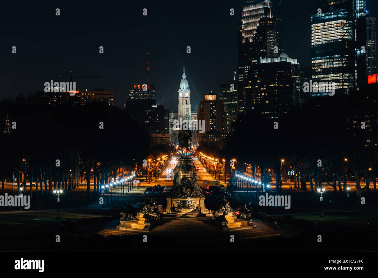 Vue de l'ovale et le Philadelphia skyline at night à partir de l'Art Museum Étapes de Philadelphie, Pennsylvanie. Banque D'Images