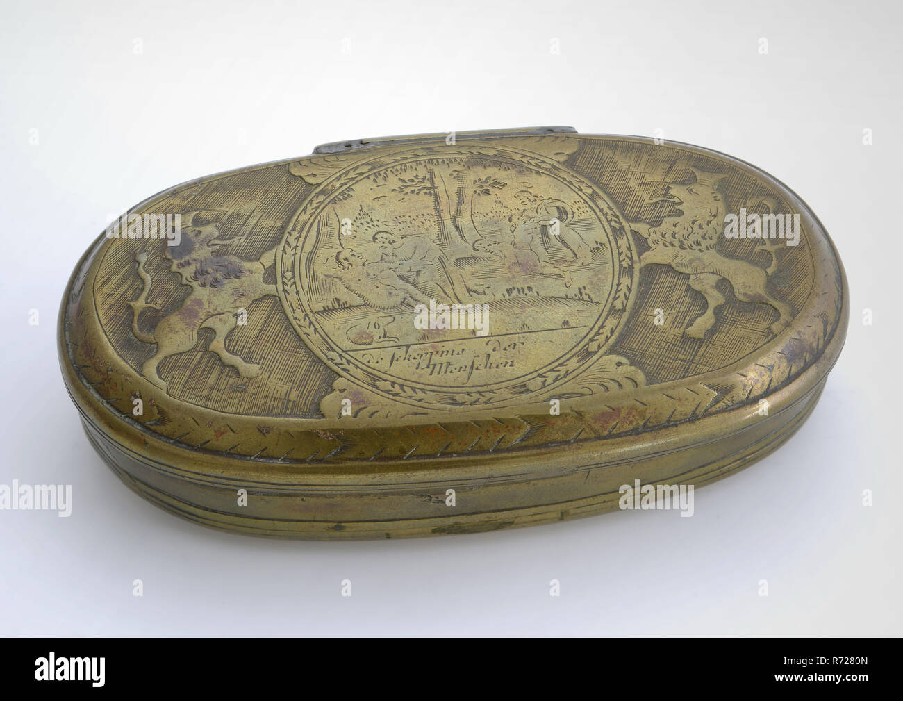 Tabac cuivre fort avec la création de l'homme et de la chute de l'homme, le tabac fort porteur metal cuivre, gravé en fonte ovale allongé avec couvercle à charnière Charnière (plus tard appliqué) haut couvercle : médaillon dans la création de l'homme nouveau Testament bible tabac création automne péché Adam eve enregistrer fumeurs religion tabatière Banque D'Images