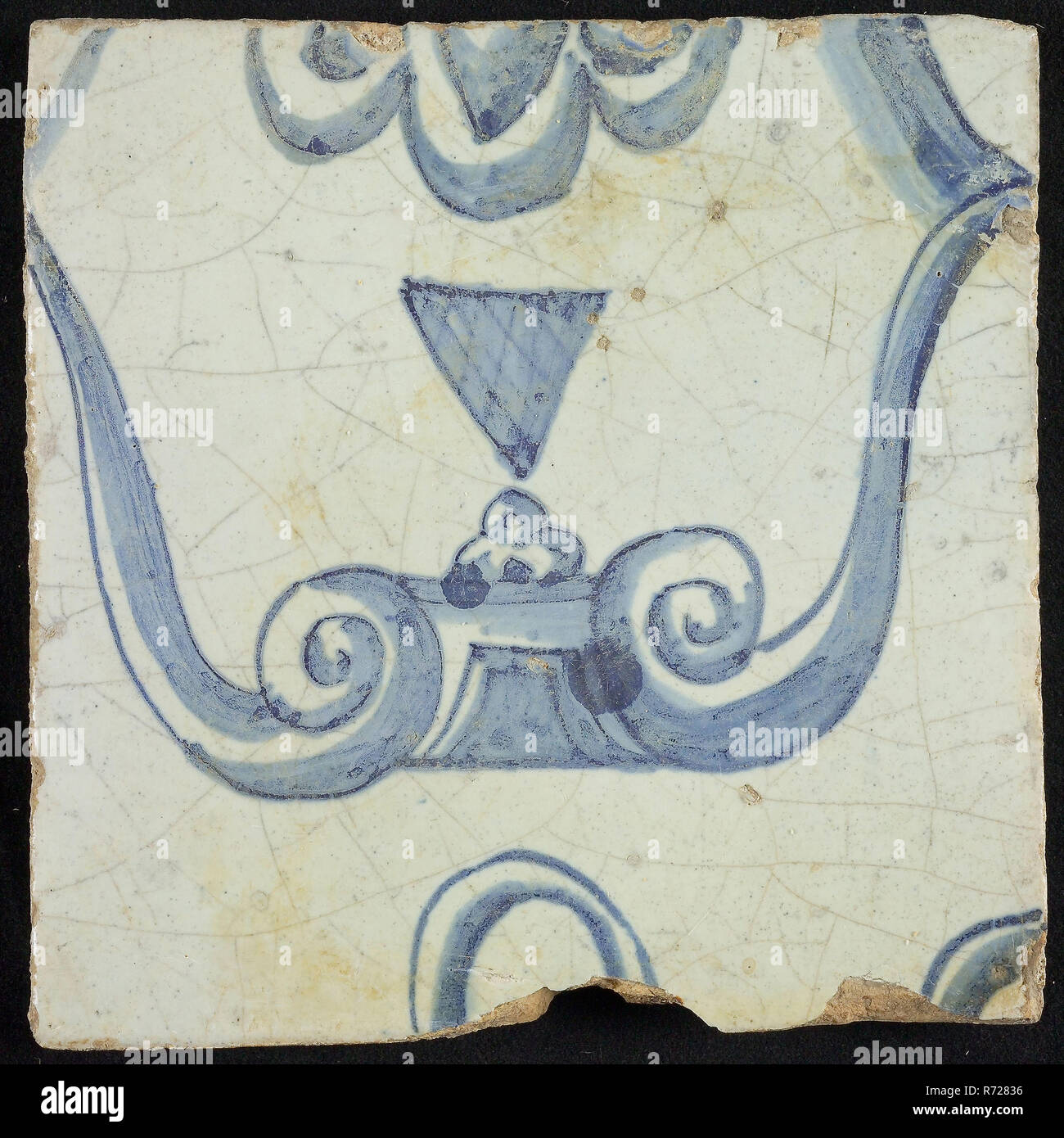 Tuile de pilastre de cheminée, bleu sur blanc, une partie du capital avec nombril triangulaire stylisé et boucles d'aine, à caryatide pilastre pilastre avec cheminée tuile céramique, émail poterie fragment ci-dessous 91914 Construction de ville Zandstraat Trimestre Seconde Guerre mondiale bombardement guerre Triangle Ville de Rotterdam 1940 Renaissance provenant de débris après le bombardement de Rotterdam en mai 1940. Banque D'Images