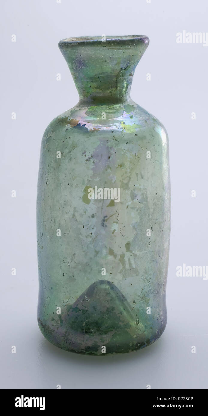 Flacon de médicaments, la médecine porte-bouteille bouteille en verre, sol trouver gratuitement en forme de soufflé et petite (médicament ?) bouteille en verre vert clair. Pontil mark sous bas. Corps cylindrique convexe avec épaules cou court et lèvre évasée en forme d'entonnoir (dm 1.9 cm) soins de santé pharmacie emballage archéologie Banque D'Images