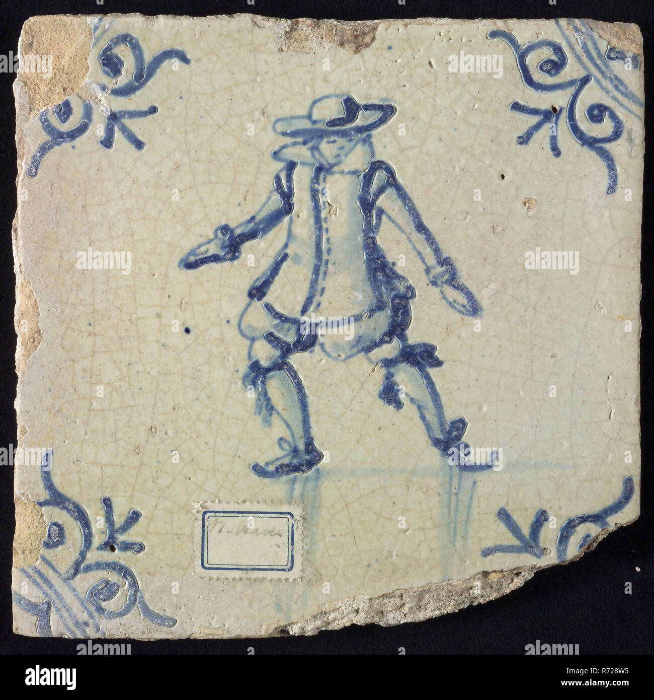 La figure mosaïque, bleu avec noble homme, patinage, joliment habillés avec grand chapeau, modèle d'angle ox-chef, tuile de mur avec la céramique découverte de la terre cuite, faïence glaze 2x vitrage archéologie peint Rotterdam City Newport triangle d'hiver patinage Nieuwe Haven découverte du sol Rotterdam. Banque D'Images