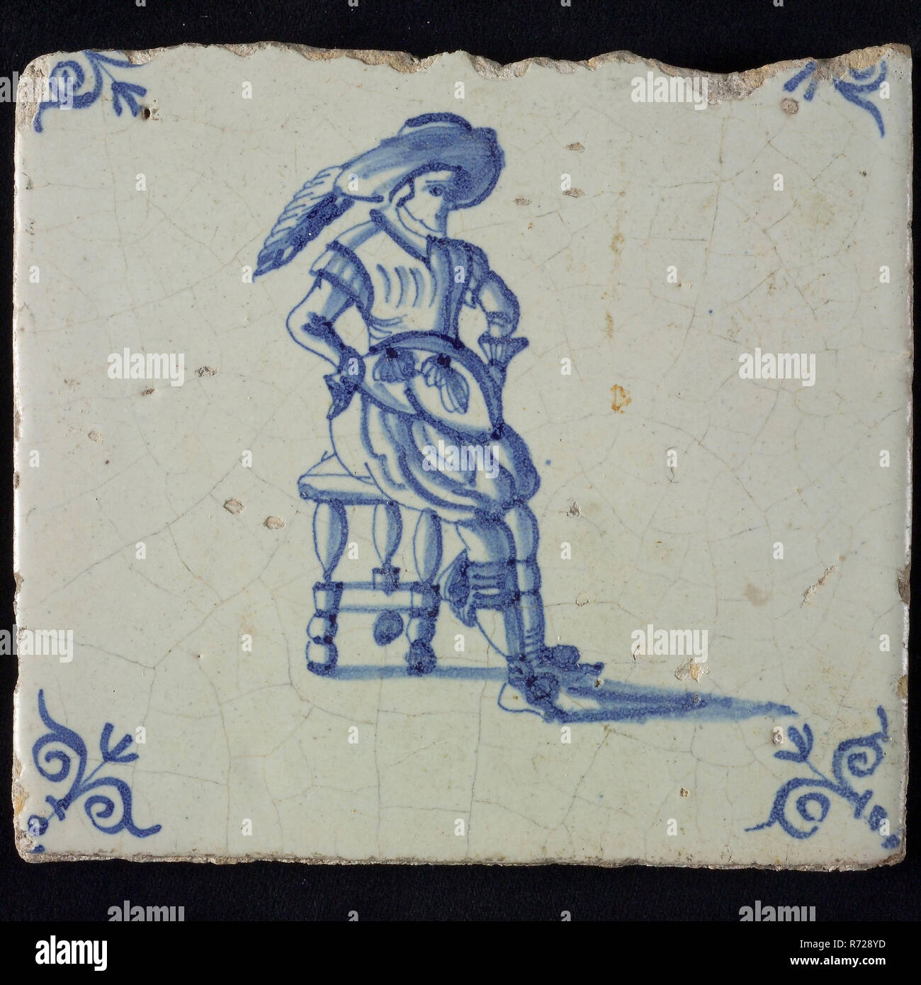 La figure mosaïque, bleu avec man leaning on stool, grand chapeau à plume, motif d'angle, tête de boeuf mural en céramique faïence céramique sculpture mosaïque glaze, au four 2x vitrage peint Banque D'Images