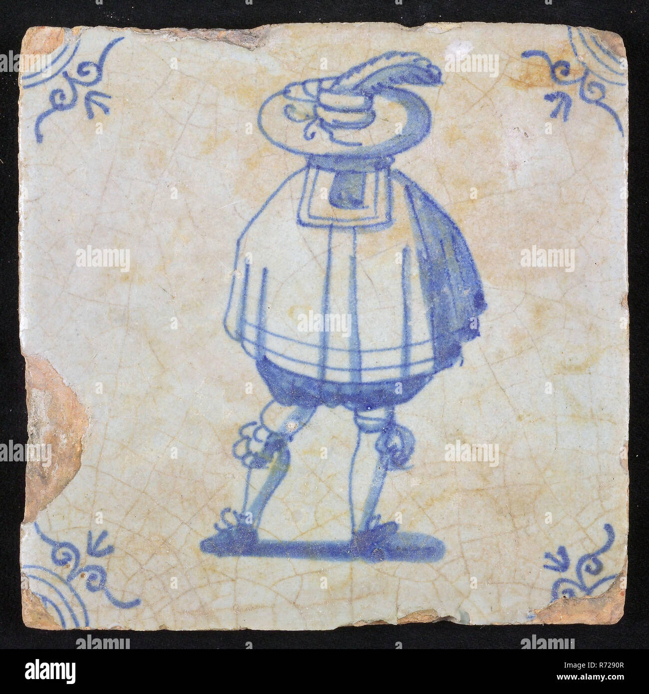 La figure mosaïque, bleu avec à l'arrière vu noble, grande cape et grand chapeau avec plume, motif d'angle, tête de boeuf mural en céramique faïence céramique sculpture mosaïque glaze, au four 2x vitrage peint Banque D'Images