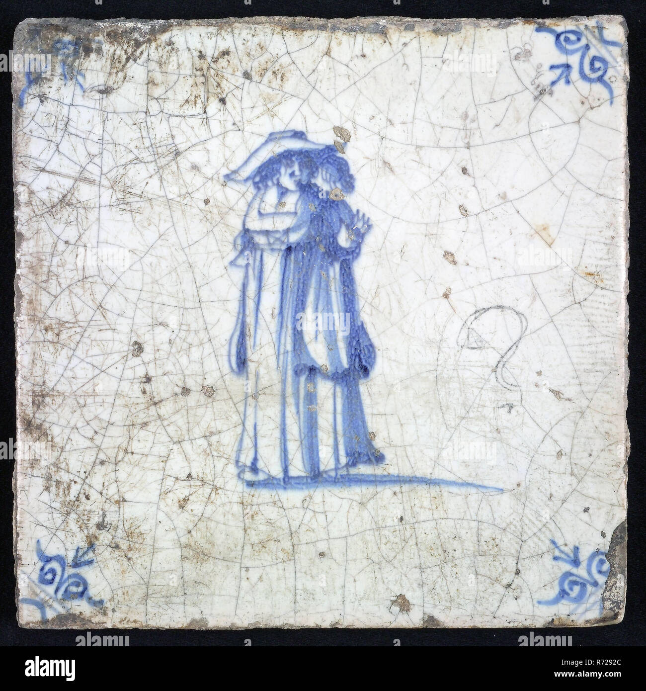 La figure mosaïque, bleu avec dame au grand chapeau avec plume, laced camisole et enregistré pardessus, motif d'angle, tête de boeuf mural en céramique faïence céramique sculpture mosaïque glaze, au four 2x vitrage peint Banque D'Images