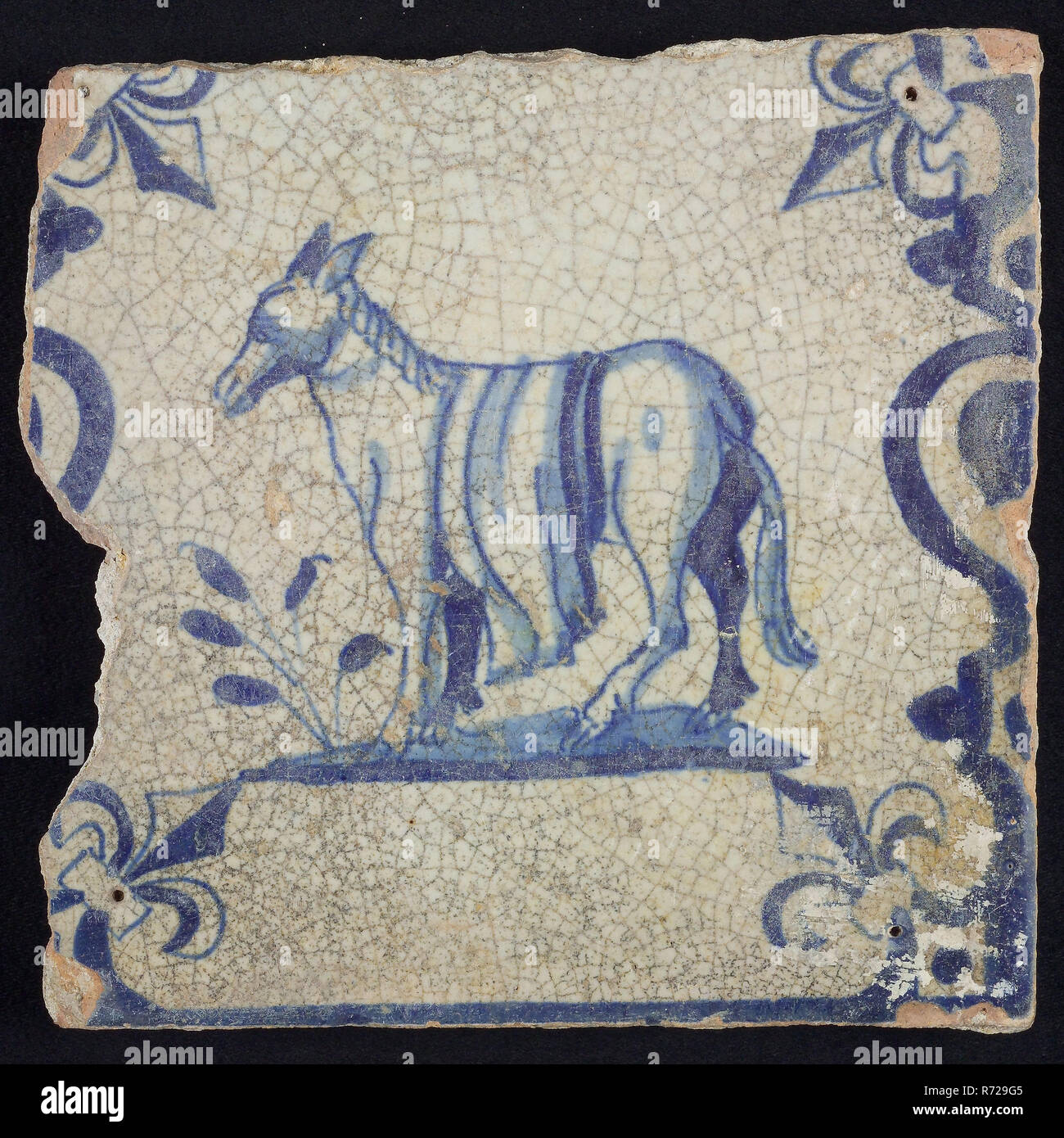 Tuile animal, l'article d'âne ou de cheval à gauche sur terrain entre les  balustres, en bleu sur blanc, motif d'angle de mur, lily française  sculpture carreaux faïence céramique, émail peint au four