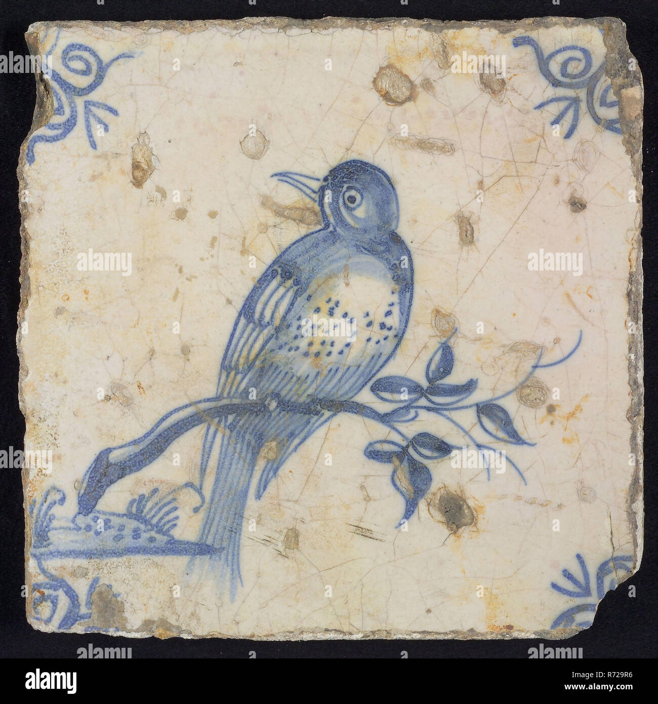 Tuile animal, d'oiseau sur la branche à gauche, bleu sur blanc, motif d'angle, la tête de taureau mosaïque carrelage mural en céramique, sculpture en terre cuite glaçure peint 2x vitrage Banque D'Images