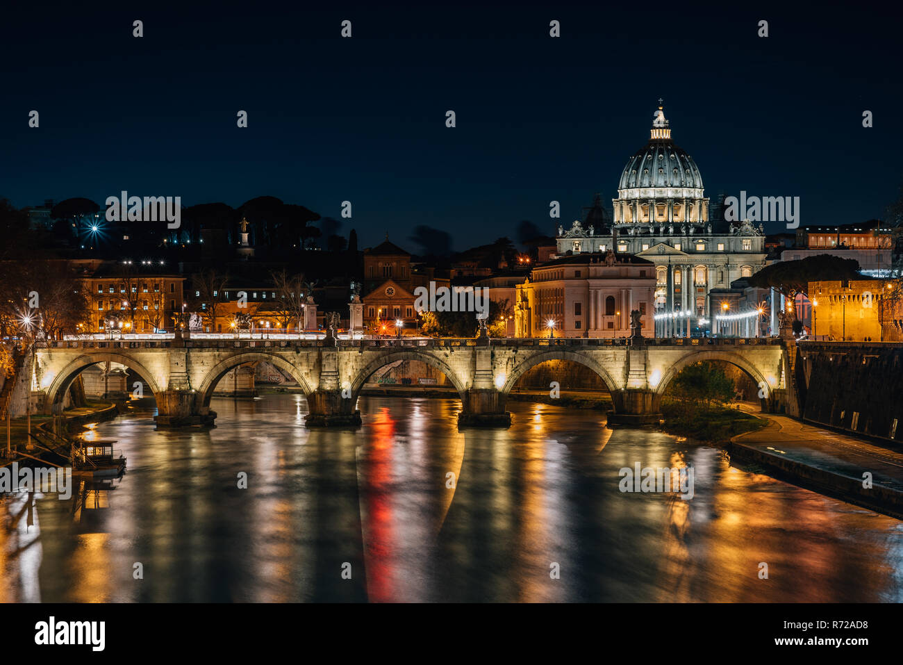 Ponte Sant'Angelo et la Basilique de Saint Pierre, à Rome, Italie. Banque D'Images