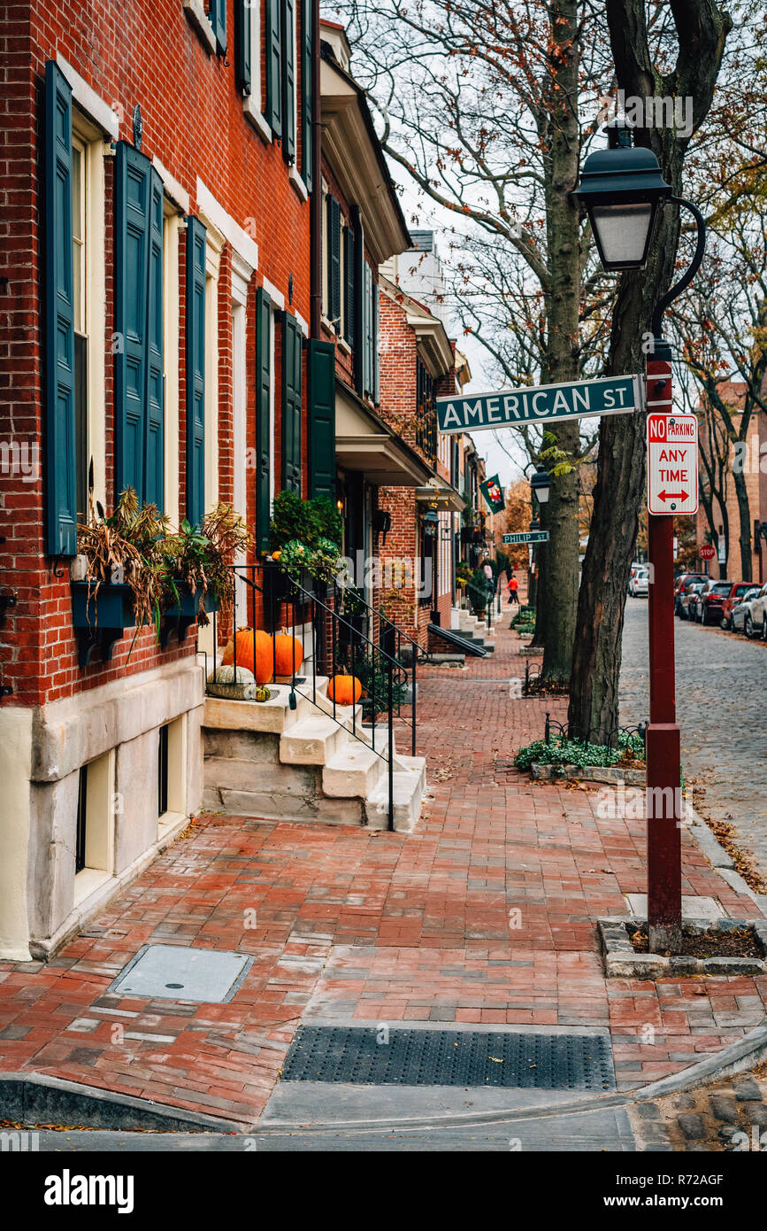 Les maisons en rangée sur Delancey Street et American Street sign in Society Hill, Philadelphie, Pennsylvanie. Banque D'Images
