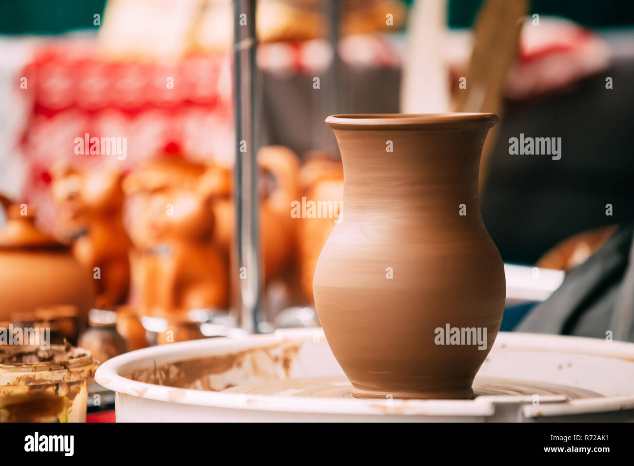L'Artisanat de poterie et céramique de roue pot en argile. Traditionnelle Nouvelle Handmade de pot en argile. L'art et menés à bien, l'expérience, la créativité et l'Inspiration Concep Banque D'Images