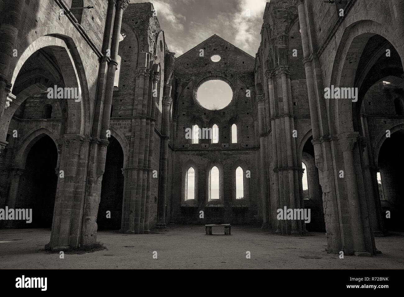 L'intérieur du sans-abrisme nef de l'abbaye cistercienne de San Galgano, Val di Merse, Toscane, Italie. Version noir et blanc Banque D'Images