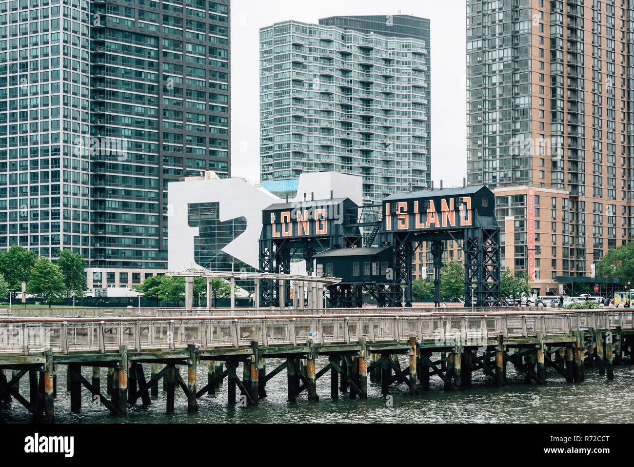 Signe de Long Island et les bâtiments modernes à bras Plaza State Park, à Long Island City, Queens, New York Banque D'Images