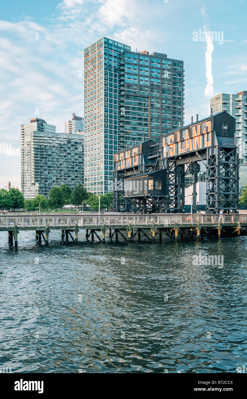 Signe de Long Island et les bâtiments modernes à bras Plaza State Park, à Long Island City, Queens, New York Banque D'Images