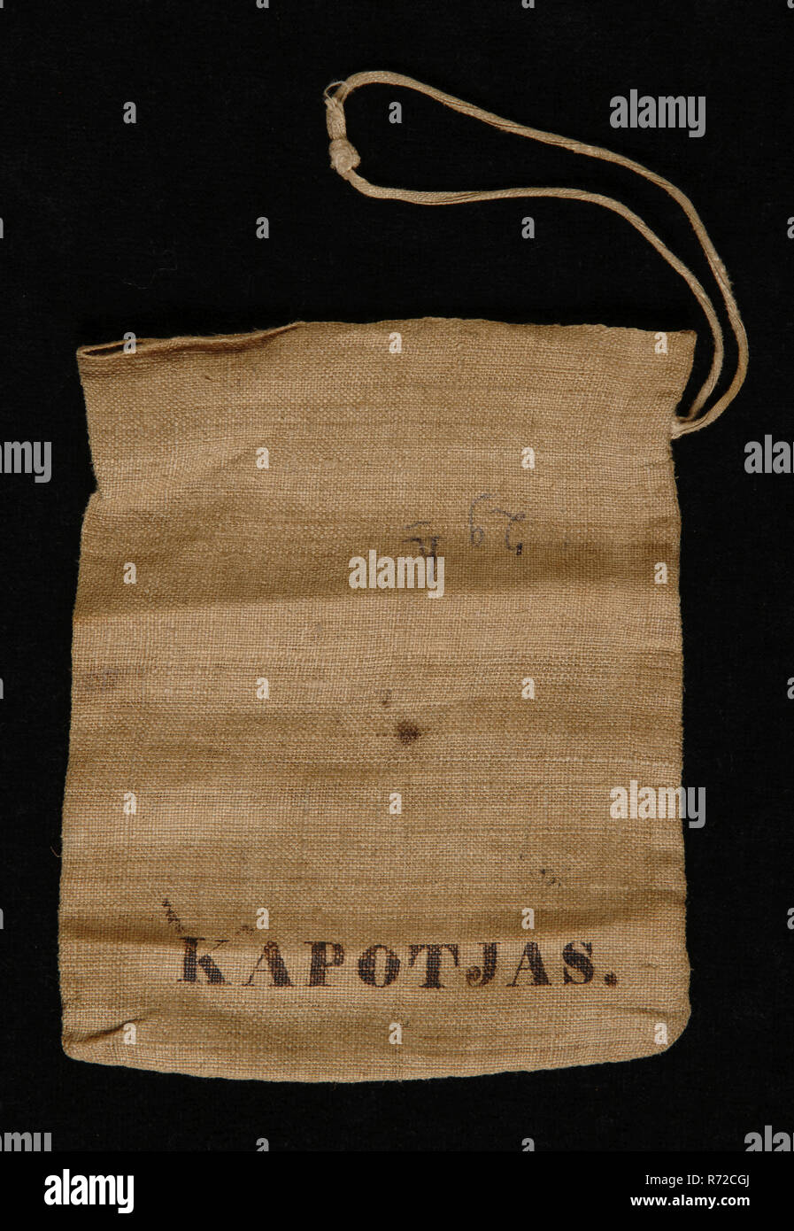 Petit bouton rectangulaire en poche de grosse toile avec KAPOTJAS Imprimer, bouton porte-sac poche , encre, cordon) rectangulaire textile lin tissé grossier sac sur le côté supérieur de l'ouverture sur le côté droit à environ 2 cm sous le bord avant du cordon imprimé : Kapotjas. Chabot homme kapotjas uniforme de la milice armée militaria noeud militaire pardessus Rotterdam emballage Archive de la famille Chabot Rotterdam. Banque D'Images