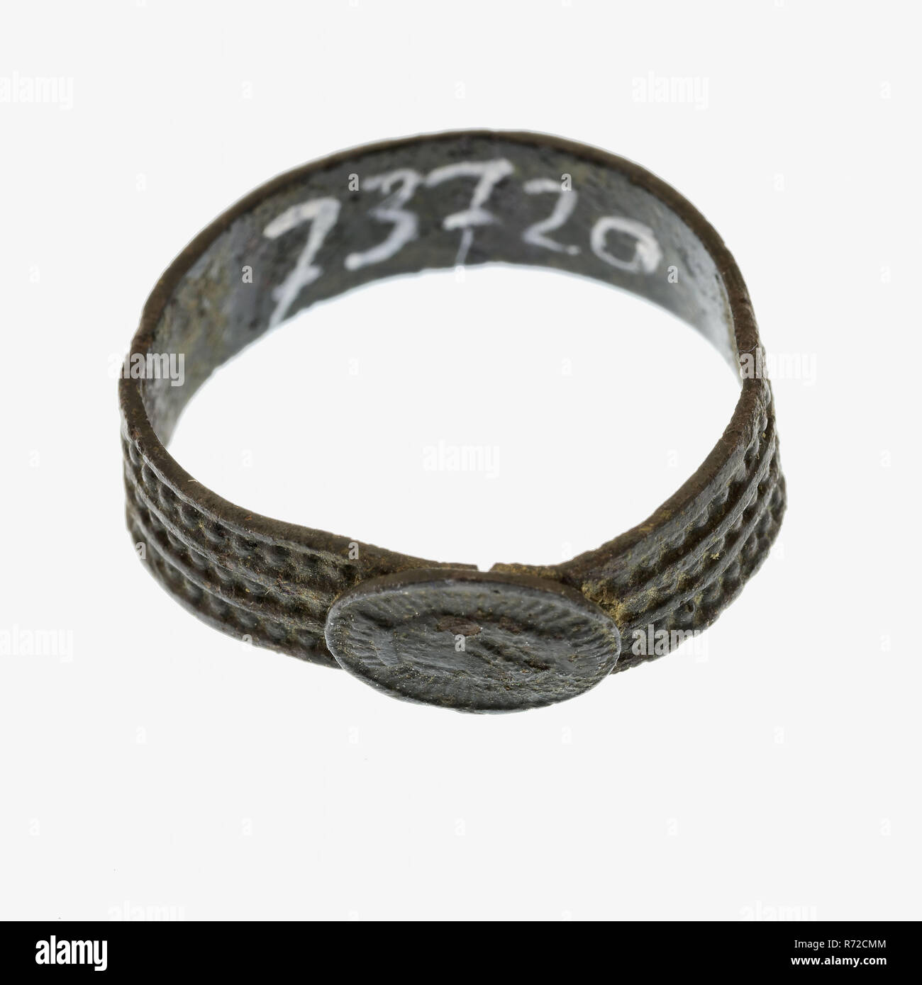 Bague de fiançailles de cuivre, sur laquelle deux mains, engagement ring ring vêtements Vêtements Accessoires ornement trouver sol cuivre métallique d 0,5, enfilés en cuivre brasés large bague de fiançailles bague sur l'extérieur décorées avec un série de goujons. Médaillon ovale sur lequel deux mains sont représentés deux mains ensemble tunnel ferroviaire Rotterdam archéologie parure d'usure de la prospérité de l'état découverte du sol : tunnel ferroviaire 1988-1993. Banque D'Images