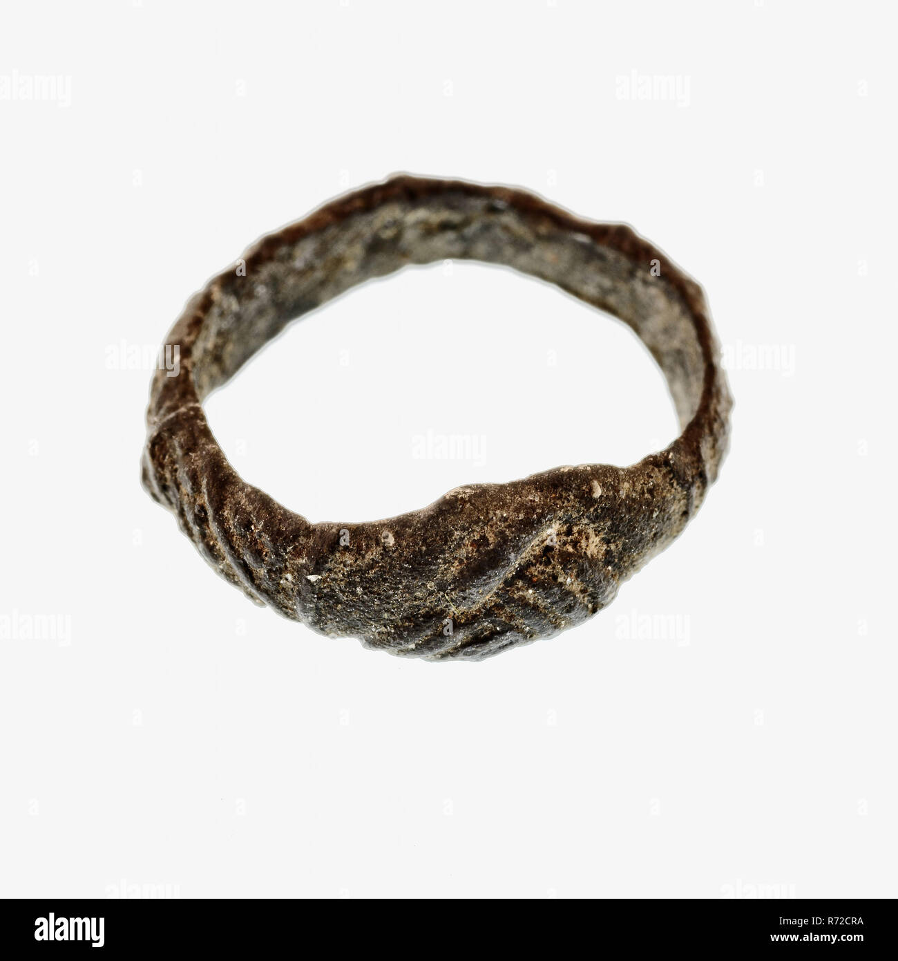 Bague en étain, montrant deux mains, l'anneau de l'amitié, de vêtements Vêtements Accessoires bijoux bague sol trouver l'étain métal, d 0,3 petit anneau en fonte d'étain. Bague anneau d'amitié de l'enfant décorée avec des rayures diagonales entre série de points à l'avant avec les deux mains dans un possible mais un casting archéologie seam tunnel ferroviaire Rotterdam porter la prospérité parure enfant amitié statut : découverte du sol tunnel ferroviaire 1988-1993. Banque D'Images