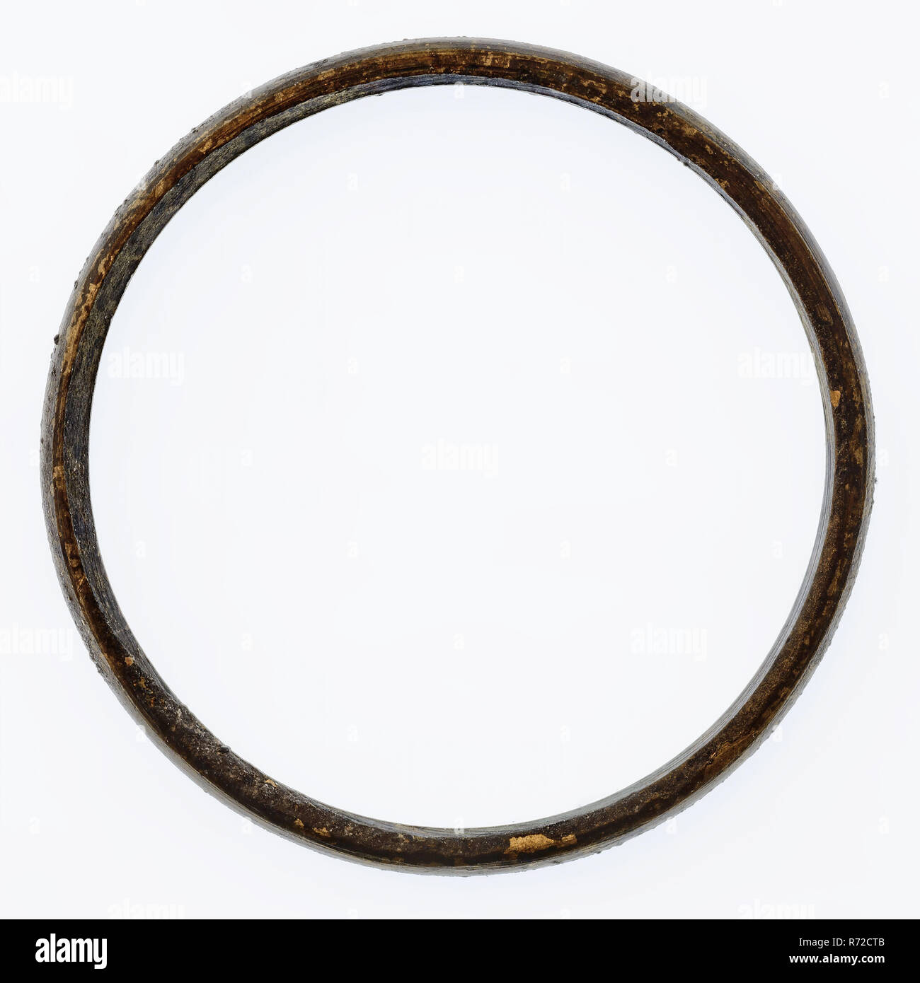 Mince, la bague de cuivre, partie sonnerie sols cuivre laiton métal, d'épaisseur 0,2 anneau en laiton laiton probablement. La section de l'hémisphère occidental à l'extérieur. L'intérieur lisse partiellement mais aussi avec l'arrière, pas terminé comme bijoux archéologiques à Rotterdam rail tunnel connect trouver archéologique dans le sol : Tunnel ferroviaire, 1988-1993. Banque D'Images