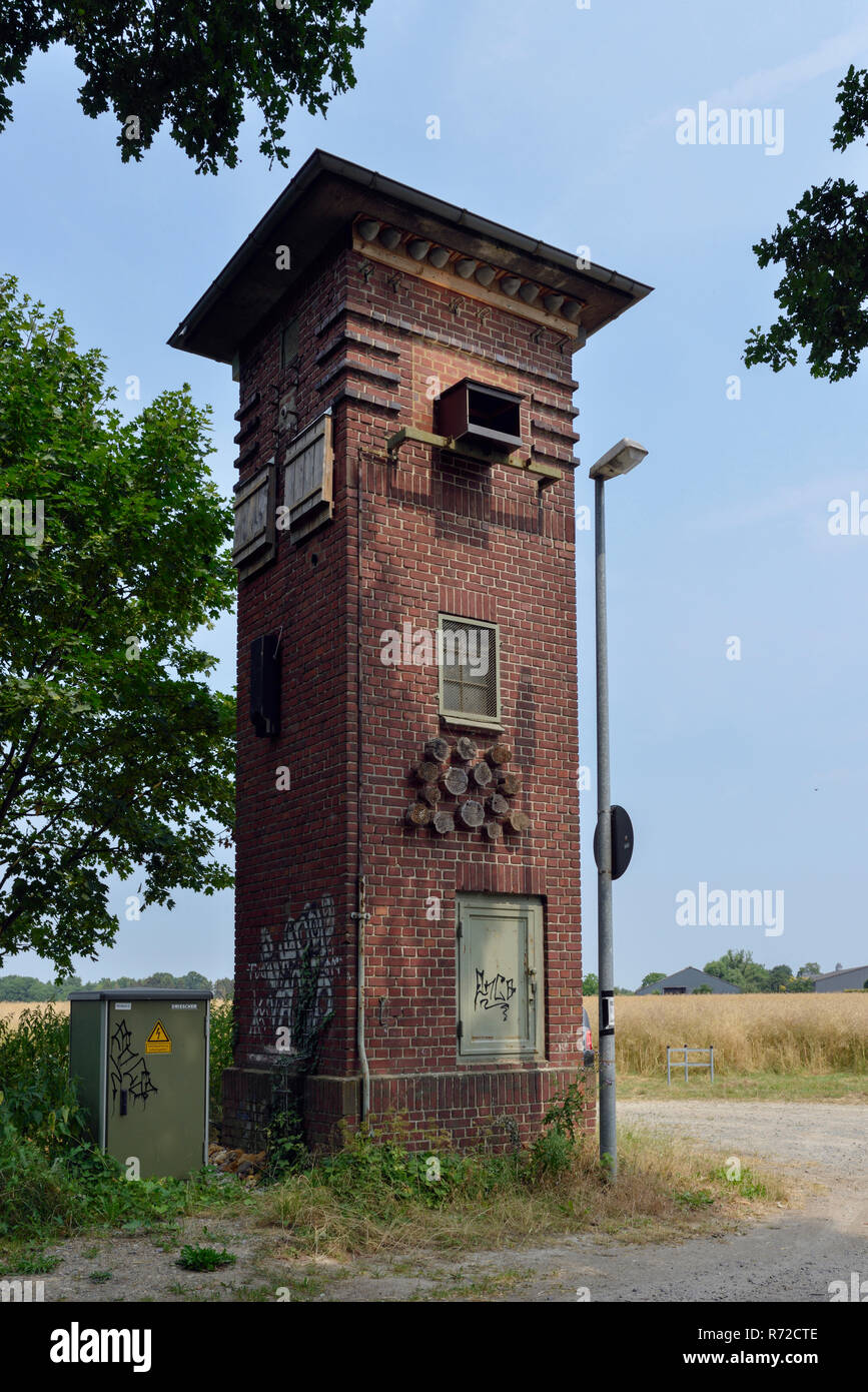 Ancien poste de transformation à un recontructed la faune, attirer différents types d'oiseaux comme les hirondelles, les hiboux, les faucons, les chauves-souris et les insectes aussi, E Banque D'Images