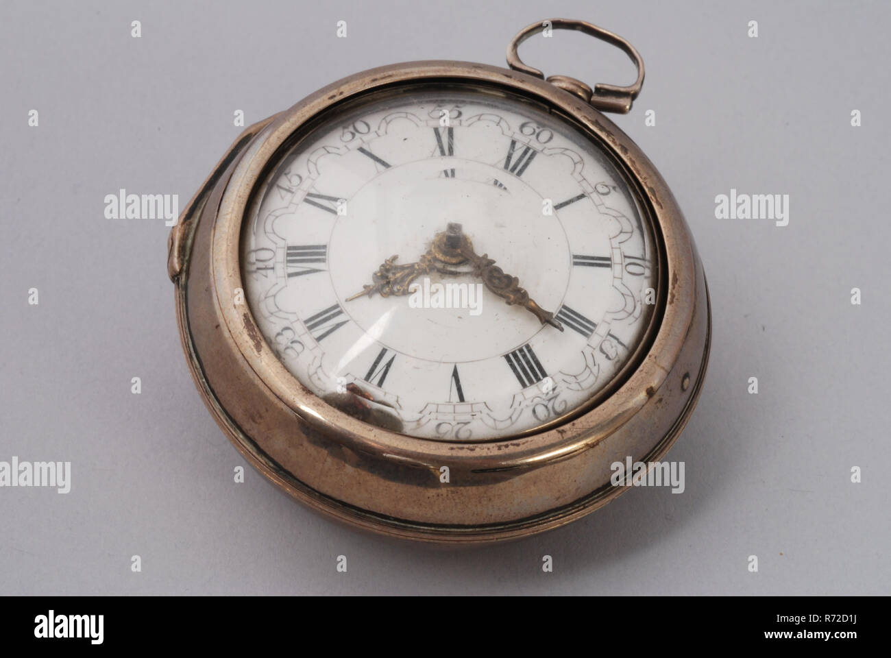 Samuel Ruel, montre de poche avec l'argent non décoré cadran émail et montre de poche extérieure, l'instrument de mesure de mouvement de montre en laiton acier argent verre émaillé, cadran émail blanc cabinet 5,9 avec chiffres romains pour les heures et chiffres arabes pour les minutes. La minute band avec "semonce" néerlandais. Dommages à la face inférieure. 'Peut-être' (numérotation directe champlevé argent remplacé). En laiton ajouré avec les travaux de mécanique avec fusée avec balustere ajourг snek Quatre piliers angulaires. Laiton doré ajouré droit dans le bec de l'snek avec ressort en acier bleui ornées avec pied Banque D'Images