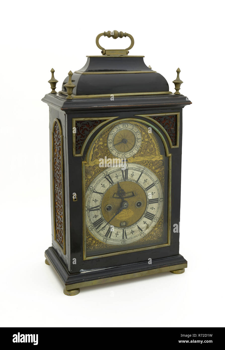 William Gib, tableau noir avec verre en porte avant et porte arrière, horloge à pendule instrument de mesure montre acier laiton bronze bois chêne rectangulaire avec pied textile, armatures et profilés des fanfares tout autour sur quatre en forme de bol renversé avec les jambes en laiton montée sur placard rectangulaire haut et arrière avec porte en verre rectangulaire voûté et dans les coins supérieurs des deux ornements en fines en bois avec motifs floraux et symétrique à l'arrière avec du textile et (maintenant) de renfort en bois. Pièces d'angle en verre et laiton semi-circulaire avec des images jointes à la bois de la porte avec embedded na Banque D'Images