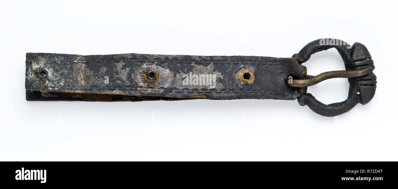 Avec la bande de fixation longue boucle, boucle déployante à charnière, composante, de trouver des fixations en laiton bronze cuivre métallique, l'archéologie de la ville de Rotterdam triangle Meent Binnenrotte découverte du sol angle intérieur rotte Meent (à côté du petit pub). Banque D'Images