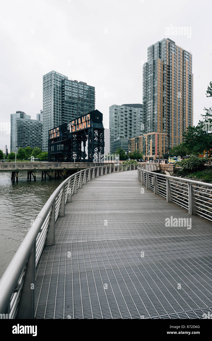Bras Plaza State Park et les bâtiments modernes à Long Island City, Queens, New York City Banque D'Images