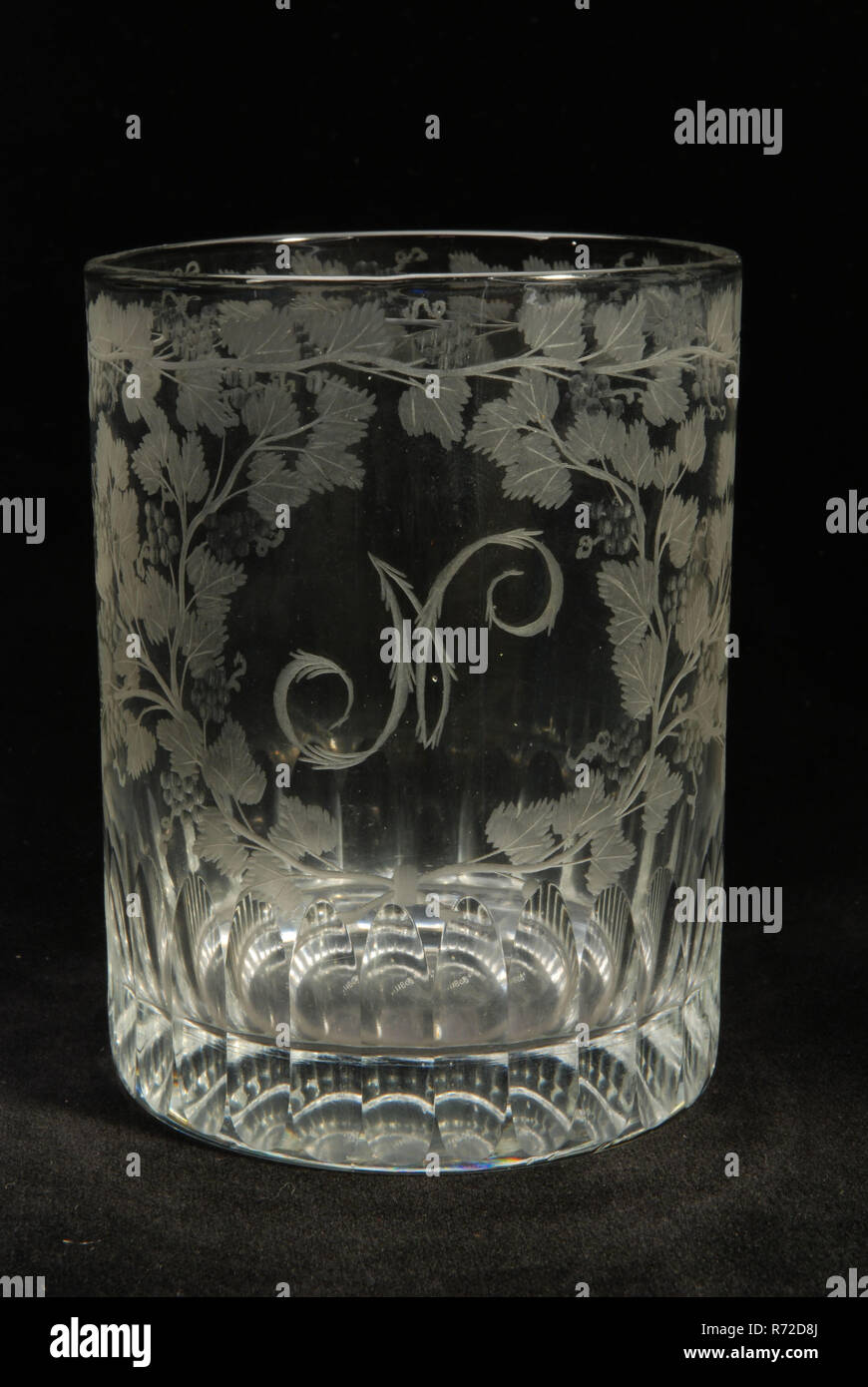 Et verre gravé avec N, gobelet verre à boire des verres de table en verre  au plomb porte-verre, soufflé en forme de gram et radgraving poli poli  tasse en verre au plomb