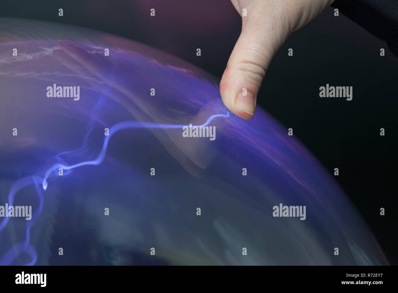 Une boule de plasma est utilisé pour l'étude des phénomènes électriques haute tension. Cela montre l'effet d'un objet à toucher la balle. Banque D'Images