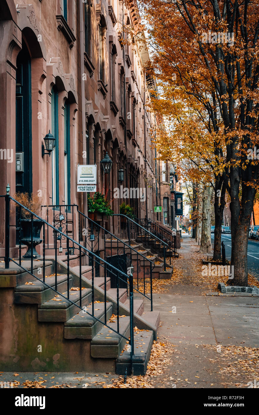 La couleur en automne et des maisons près de Rittenhouse Square, à Philadelphie, Pennsylvanie. Banque D'Images