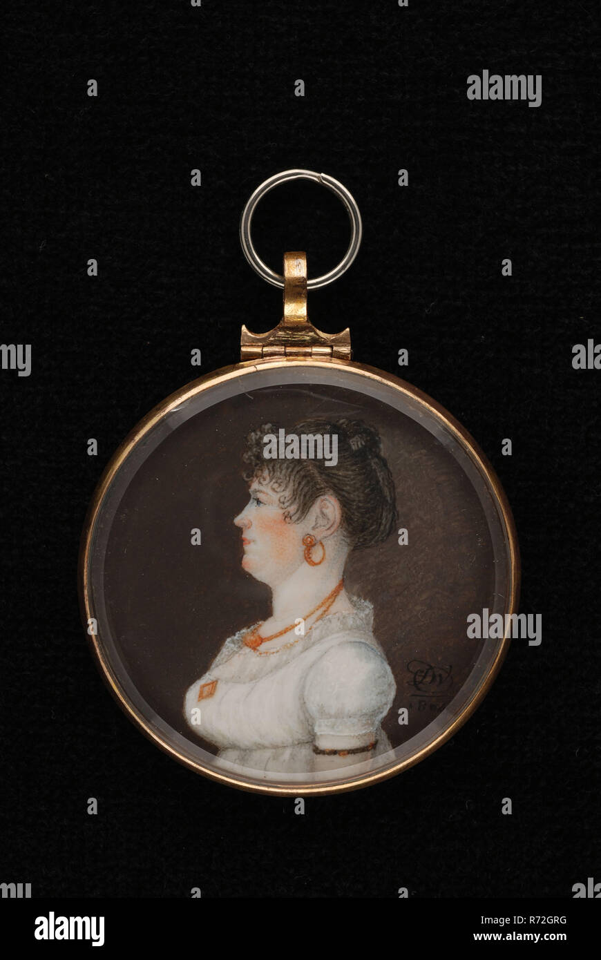 Miniature Portrait d'une femme inconnue, portrait médaillon miniature sculptures peinture aquarelle peinture ivoire or moyen ivoire en verre, Médaillon : ronde Couleur or cas avec springslot pendaison eye sur plaque de verre globe charnière derrière le portrait de femme en arrière-plan avant droite : monogram DW ou DV 1804. Banque D'Images