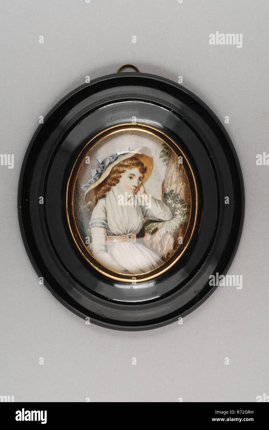 Dutilh ( ?), Portrait de jeune femme, miniature peinture miniature portrait peinture aquarelle ivoire bois avec le soutien d'Ivoire (24), cadre ovale en bois noir avec des bord de profil. En elle, un portrait de femme ovale allongé en encastré lisse couleur cuivre d'ornement ovale cadre. Lame de verre courbe fortement. Sur le côté inverse de la suspension sur la courroie avant de l'œil : monogram VS (ou SV) Van Swijndregt ? Banque D'Images